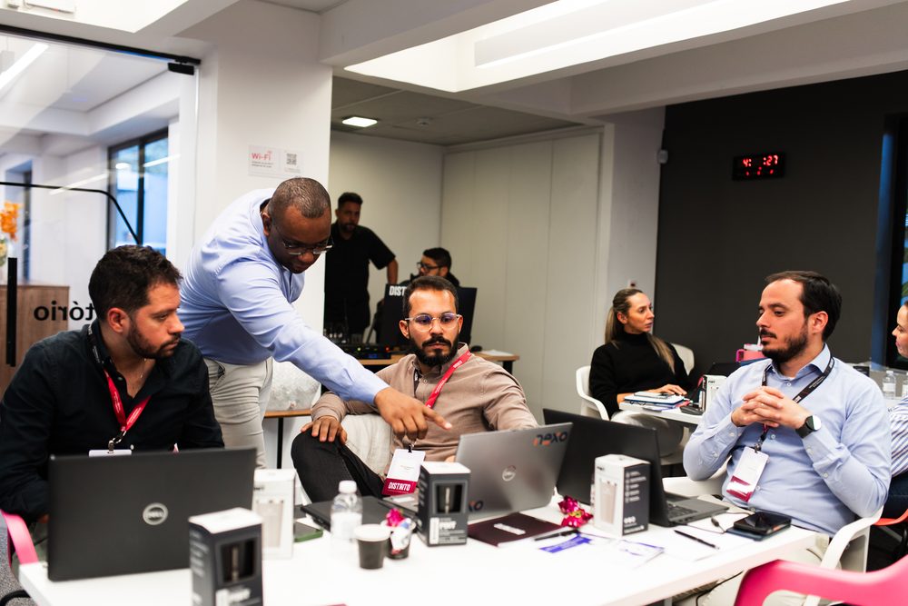 Instrutor orientando participantes durante a construção prática do agente