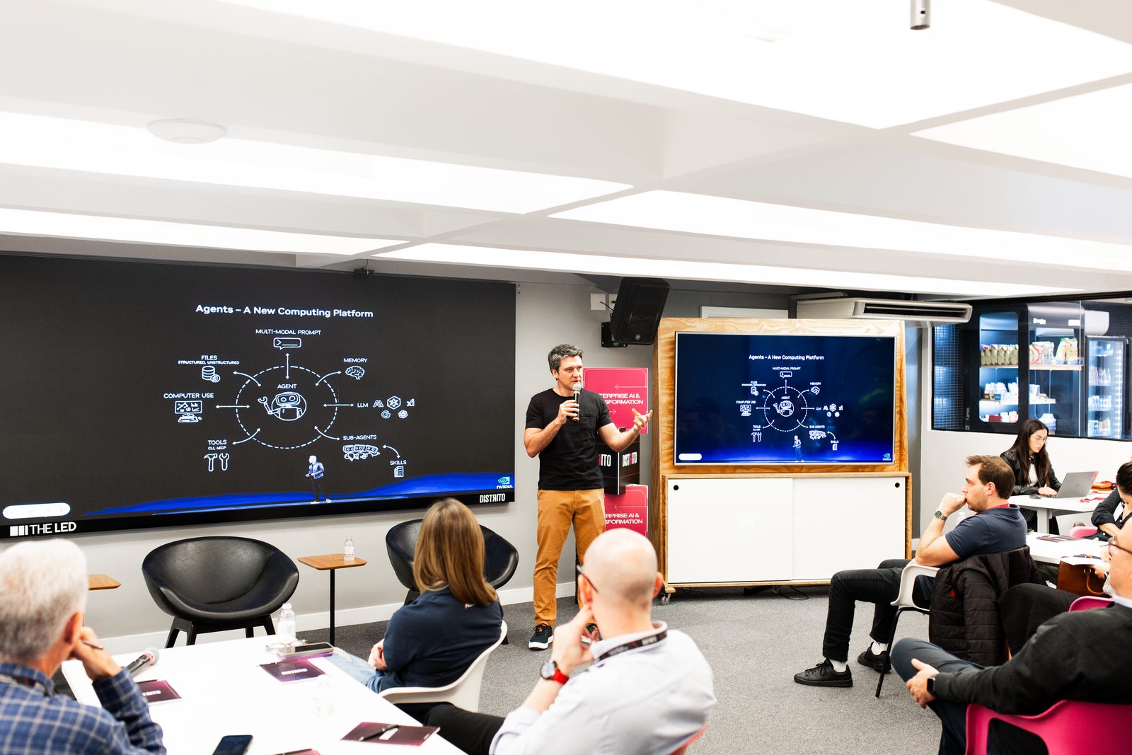 Instrutor do Distrito apresentando para a turma do Claude University